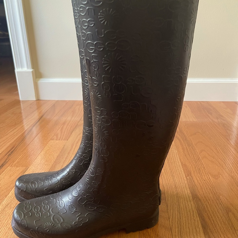 UGG rain boots - NWOT - size 8. Beautiful detailing on boots